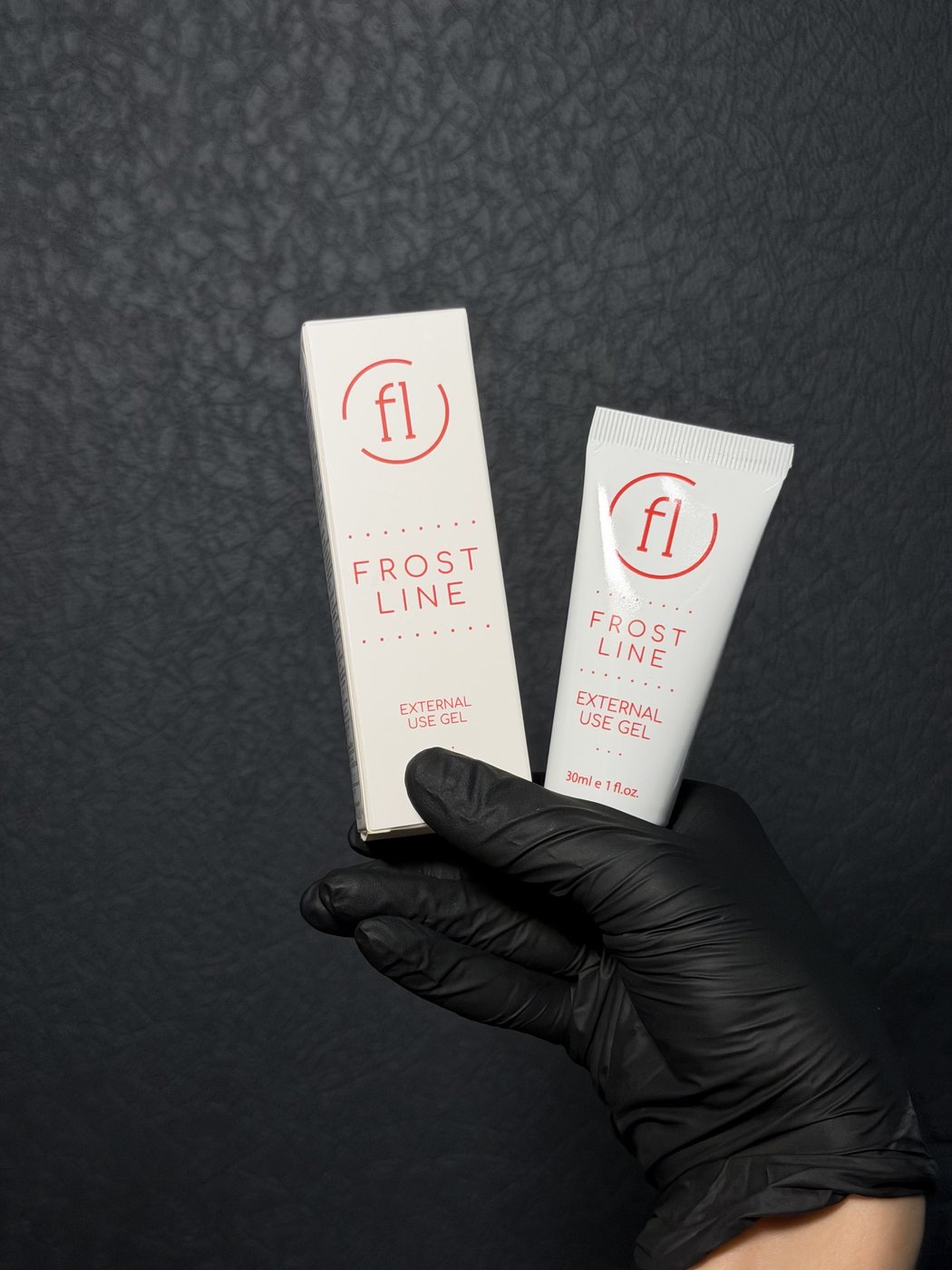 Frost Line, gel anestezic secundar pentru machiaj permanent, cutie și tub de 30 ml în mâna cu mănușă neagră