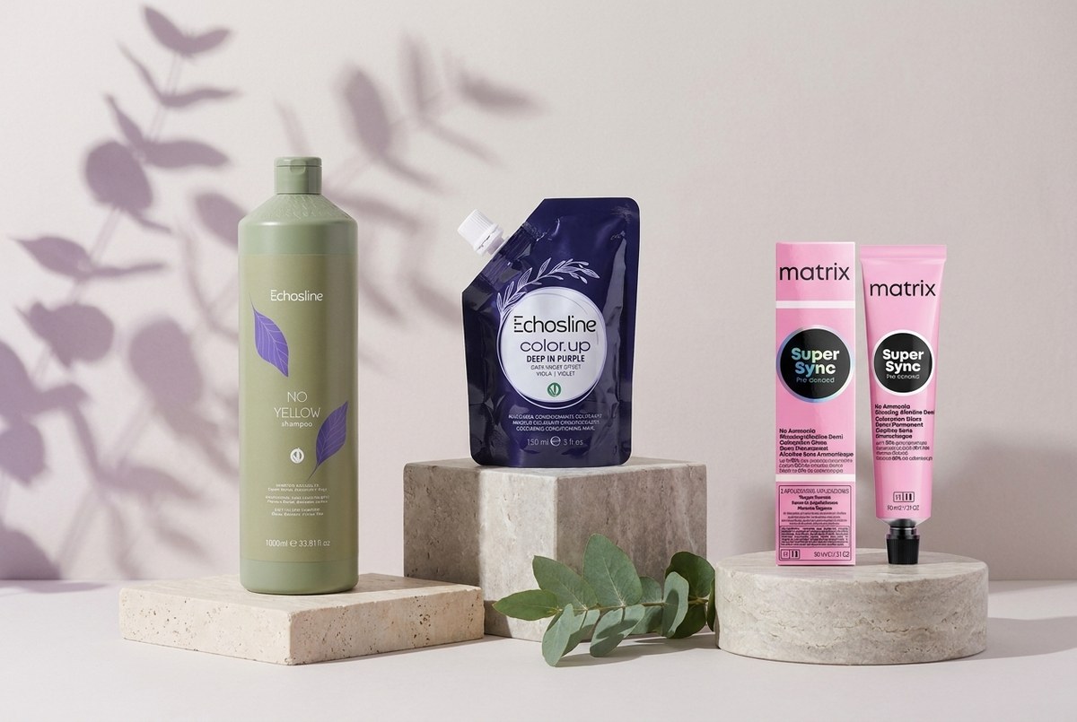 Shampooing anti-jaune Echosline No Yellow, masque colorant violet Echosline color.up et boîte avec tube Matrix Super Sync sur des socles en pierre claire
