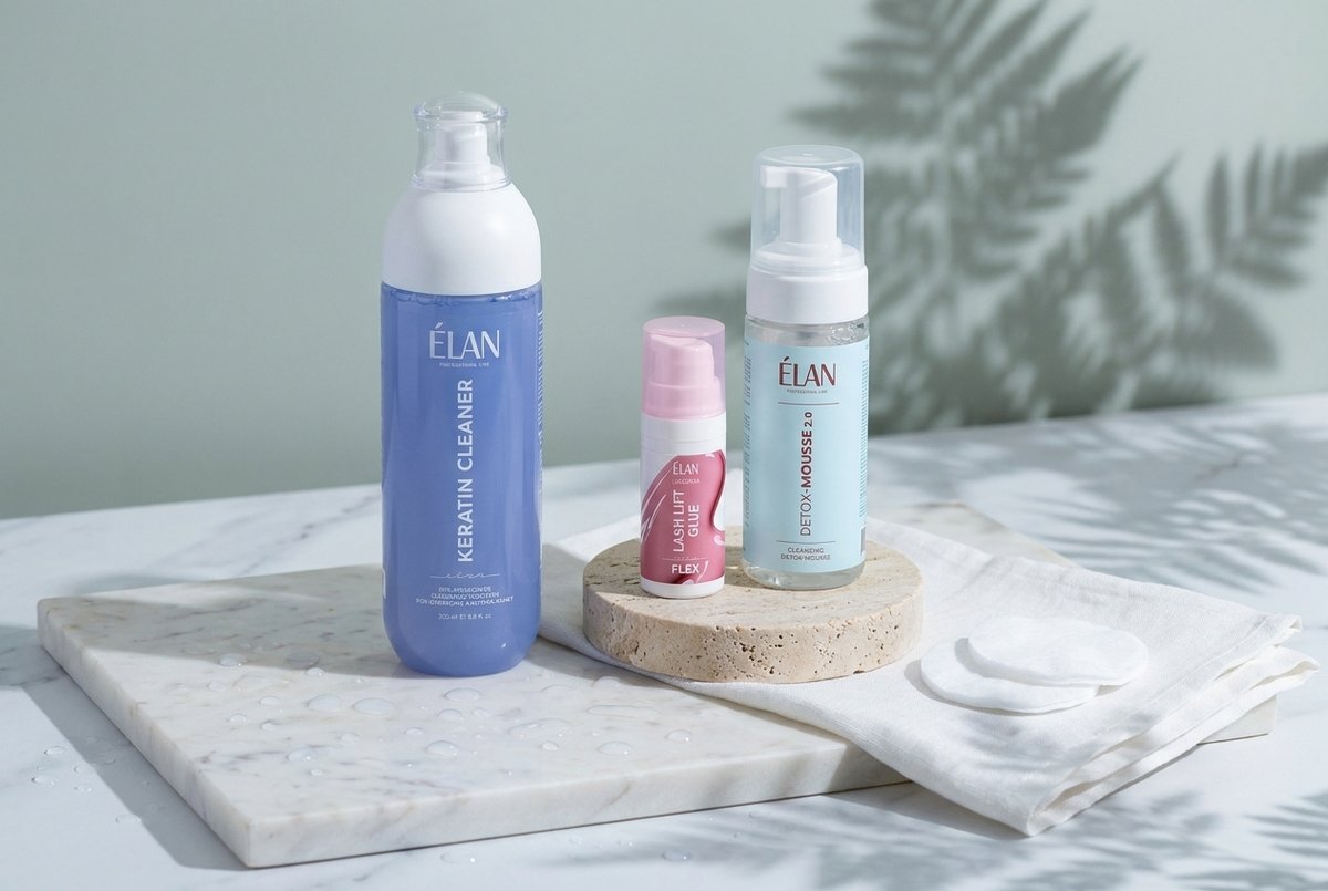 Lotion Keratin Cleaner, Detox-Mousse 2.0 et colle Flex d'Élan sur une plaque de marbre avec des gouttes d'eau