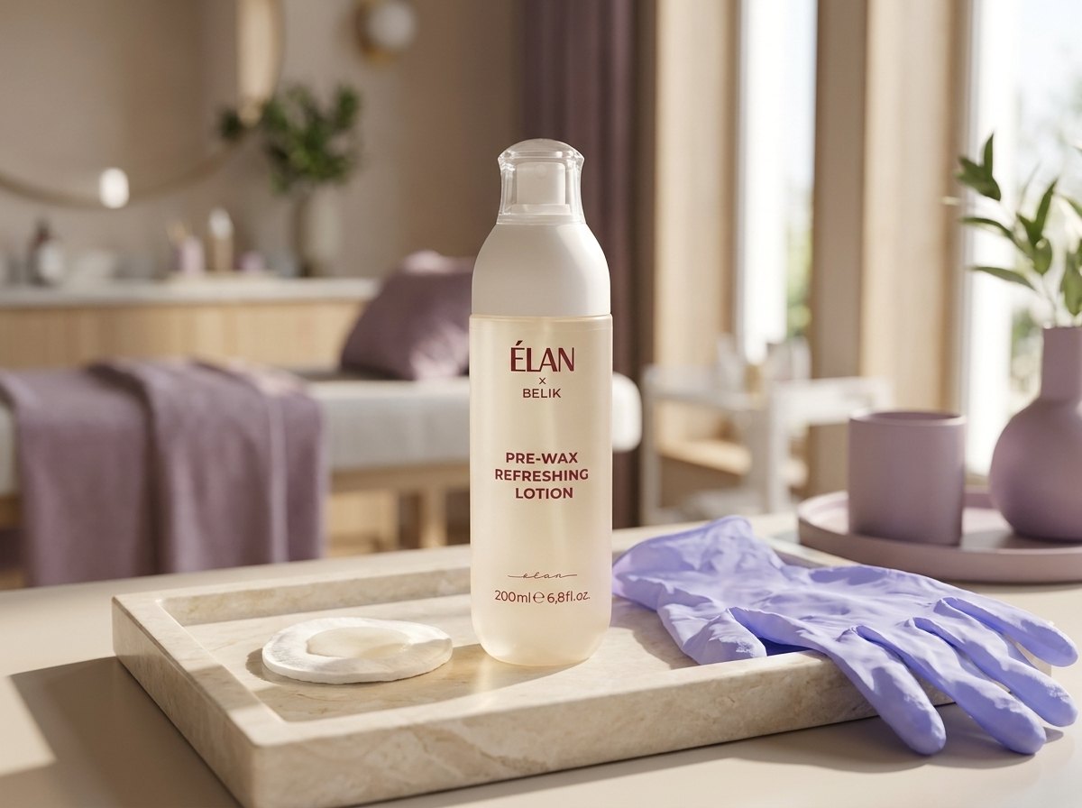 Elan Pre-wax Refreshing Lotion na tacy obok wacika i rękawiczek przed depilacją twarzy